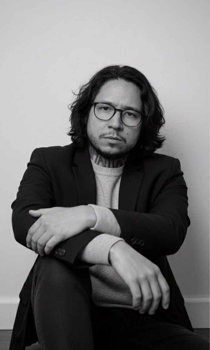 Rafael Miranda tatuando no estúdio